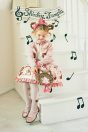 11-704 こねこ＆メロディーニットカーディガン <br>(★ピンク/クロ) <br>・TODDLER ￥37,180～(100cm～140cm) <br>・SISTER ￥41,580-(150cm/160cm) <br>11-707 ボーダーリボンプルオーバー <br>(★グレー/クロ) <br>・TODDLER ￥15,180～(100cm～140cm) <br>・SISTER ￥17,380-(150cm/160cm) <br>11-711 こねこ＆メロディープリントスカート <br>(★ピンク/オレンジ)￥26,180～(100cm～140cm) <br>11-724 こねこぬいぐるみバッグ <br>(★チャ/クロ)￥27,280-(Fサイズ) <br>11-721 バリエーションリボンカチューシャ <br>(★ピンク/オレンジ)￥14,080-(Fサイズ) <br>11-725 こねこ＆メロディーニーハイソックス <br>(★ピンク/クロ)￥3,520-(14～23cm) <br>11-013・014・015 グリッターシューズ <br>(オフ白/★ピンク/アカ)￥12,980～(17～24cm)