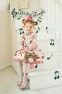 11-704 こねこ＆メロディーニットカーディガン <br>(★ピンク/クロ) <br>・TODDLER ￥37,180～(100cm～140cm) <br>・SISTER ￥41,580-(150cm/160cm) <br>11-707 ボーダーリボンプルオーバー <br>(★グレー/クロ) <br>・TODDLER ￥15,180～(100cm～140cm) <br>・SISTER ￥17,380-(150cm/160cm) <br>11-711 こねこ＆メロディープリントスカート <br>(★ピンク/オレンジ)￥26,180～(100cm～140cm) <br>11-724 こねこぬいぐるみバッグ <br>(★チャ/クロ)￥27,280-(Fサイズ) <br>11-721 バリエーションリボンカチューシャ <br>(★ピンク/オレンジ)￥14,080-(Fサイズ) <br>11-725 こねこ＆メロディーニーハイソックス <br>(★ピンク/クロ)￥3,520-(14～23cm) <br>11-013・014・015 グリッターシューズ <br>(オフ白/★ピンク/アカ)￥12,980～(17～24cm)
