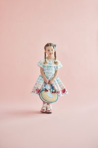 11-321/12-321ストロベリーバニーティータイムプリントセーラーワンピース<br> (★ミント/アカ)<br> ・TODDLER￥34,980～(100～140cm)<br> ・SISTER￥39,380-(150/160cm)<br> 11-330ストロベリーリボンクリップ<br> (★ミント/アカ)<br> ・TODDLER￥15,180-(Fサイズ)<br> 11-335ストロベリーリボンブレードバッグ<br> (★ミント/アカ)<br> ・TODDLER￥28,380-(Fサイズ)<br> 11-035 グログランリボンつきクルーソックス <br> (★オフ白)￥3,520-(11～23cm)<br> 11-000/001/002 グリッターシューズ<br> (オフ白/★ピンク/アカ)￥14,080～(17～24cm)