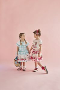 【左】<br> 11-321/12-321ストロベリーバニーティータイムプリントセーラーワンピース<br> (★ミント/アカ)<br> ・TODDLER￥34,980～(100～140cm)<br> ・SISTER￥39,380-(150/160cm)<br> 11-330ストロベリーリボンクリップ<br> (★ミント/アカ)<br> ・TODDLER￥15,180-(Fサイズ)<br> 11-335ストロベリーリボンブレードバッグ<br> (★ミント/アカ)<br> ・TODDLER￥28,380-(Fサイズ)<br> 11-035 グログランリボンつきクルーソックス <br> (★オフ白)￥3,520-(11～23cm)<br> 11-000/001/002 グリッターシューズ<br> (オフ白/★ピンク/アカ)￥14,080～(17～24cm)<br> 【右】<br> 11-307ストロベリーバニープルオーバー<br> (★アイボリー/ミント)<br> ・TODDLER￥18,480～(100～140cm)<br> 11-313ストロベリーバニーティータイムプリントパンツインスカート<br> (ミント/★アカ)<br> ・TODDLER￥26,180～(100～140cm)<br> 11-330ストロベリーリボンクリップ<br> (ミント/★アカ)<br> ・TODDLER￥15,180-(Fサイズ)<br> 11-005グログランリボン付きクルーソックス<br> (ピンク/サックス/★アカ)<br> ・TODDLER￥3,850-(11cm～15cm)<br> ・SISTER￥3,850-(17cm～20cm)<br> 11-000/001/002 グリッターシューズ<br> (★オフ白/ピンク/アカ)￥14,080～(17～24cm)