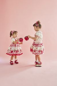 【左】<br> 10-311ストロベリーレースパフTシャツ<br> (★オフ白/ピンク)<br> ・BABY￥15,180-(80/90cm)<br> ・TODDLER￥16,280～(100～140cm)<br> 10-319ストロベリーバニーティータイムプリントジャンパースカート<br> (ミント/★アカ)<br> ・BABY￥30,580-(80/90cm)<br> ・TODDLER￥32,780～(100～140cm)<br> 11-333ストロベリーレースヘアバンド<br> (ピンク/★アカ)<br> ・TODDLER￥8,580-(Fサイズ)<br> 10-336ストロベリーギンガムリボンソックス<br> (★オフ白/ピンク)<br> ・BABY￥3,520-(13～15cm)<br> ・TODDLER￥3,520-(17cm～20cm)<br> 10-017/11-017/018<br> 布リボンストラップシューズ<br> (ピンク/★アカ/クロ)<br> ・BABY￥11,880-(14cm)<br> ・TODDLER￥12,980～(15～21cm)<br> 【右】<br> 11-307ストロベリーバニープルオーバー<br> (★アイボリー/ミント)<br> ・TODDLER￥18,480～(100～140cm)<br> 11-313ストロベリーバニーティータイムプリントパンツインスカート<br> (ミント/★アカ)<br> ・TODDLER￥26,180～(100～140cm)<br> 11-330ストロベリーリボンクリップ<br> (ミント/★アカ)<br> ・TODDLER￥15,180-(Fサイズ)<br> 11-005グログランリボン付きクルーソックス<br> (ピンク/サックス/★アカ)<br> ・TODDLER￥3,850-(11cm～15cm)<br> ・SISTER￥3,850-(17cm～20cm)<br> 11-000/001/002 グリッターシューズ<br> (★オフ白/ピンク/アカ)￥14,080～(17～24cm)