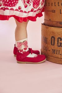 10-336ストロベリーギンガムリボンソックス<br> (★オフ白/ピンク)<br> ・BABY￥3,520-(13～15cm)<br> ・TODDLER￥3,520-(17cm～20cm)<br> 10-017/11-017/018<br> 布リボンストラップシューズ<br> (ピンク/★アカ/クロ)<br> ・BABY￥11,880-(14cm)<br> ・TODDLER￥12,980～(15～21cm)
