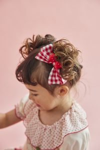 11-307ストロベリーバニープルオーバー<br> (★アイボリー/ミント)<br> ・TODDLER￥18,480～(100～140cm)<br> 11-330ストロベリーリボンクリップ<br> (ミント/★アカ)<br> ・TODDLER￥15,180-(Fサイズ)<br>