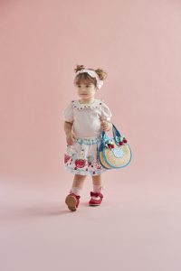 10-311ストロベリーレースパフTシャツ<br> (オフ白/★ピンク)<br> ・BABY￥15,180-(80/90cm)<br> ・TODDLER￥16,280～(100～140cm)<br> 10-314ストロベリーバニーティータイムプリントパンツ付きスカート<br> (★ミント/アカ)<br> ・BABY￥14,080-(Fサイズ)<br> 11-333ストロベリーレースヘアバンド<br> (★ピンク/アカ)<br> ・TODDLER￥8,580-(Fサイズ)<br> 11-335ストロベリーリボンブレードバッグ<br> (★ミント/アカ)<br> ・TODDLER￥28,380-(Fサイズ)<br> 10-336ストロベリーギンガムリボンソックス<br> (オフ白/★ピンク)<br> ・BABY￥3,520-(13～15cm)<br> ・TODDLER￥3,520-(17cm～20cm)<br> 10-017/11-017/018<br> 布リボンストラップシューズ<br> (ピンク/★アカ/クロ)<br> ・BABY￥11,880-(14cm)<br> ・TODDLER￥12,980～(15～21cm)