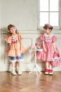 【左】<br> 11-401SWEETステッチギンガムチュニック<br> (★オレンジ/ ブルー)<br> ・TODDLER￥25,080～(100～140cm)<br> 11-409SWEETステッチパンツ<br> (★サックス)<br> ・TODDLER￥17,380～(100～140cm)<br> 11-035 グログランリボンつきクルーソックス <br> (★オフ白)￥3,520-(11～23cm)<br> 靴　参考商品<br> 【右】<br> 11-415SWEETステッチギンガムワンピース<br> (★アカ/ピンク)<br> ・TODDLER￥31,680～(100～140cm)<br> 11-421ギンガムBIGリボンカチューシャ<br> (★アカ/ピンク)<br> ・TODDLER￥12,980-(Fサイズ)<br> 11-425SWEETステッチギンガムバッグ<br> (ピンク/★アカ)<br> ・TODDLER￥17,380-(Fサイズ)<br> 11-005グログランリボン付きクルーソックス<br> (ピンク/サックス/★アカ)<br> ・TODDLER￥3,850-(11cm～15cm)<br> ・SISTER￥3,850-(17cm～20cm)<br> 11-000/001/002 グリッターシューズ<br> (★オフ白/ピンク/アカ)￥14,080～(17～24cm)