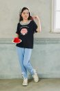12-403/11-402ジェリーケーキTシャツ<br> (★クロ/サックス)<br> ・TODDLER￥12,980～(110～140cm)<br> ・SISTER￥15,180-(150/160cm)<br> 12-410/11-410リボンスリットデニムニットパンツ<br> (ベージュ/★サックス)<br> ・TODDLER￥14,080～(110～140cm)<br> ・SISTER￥16,280-(150/160cm)<br> 14-210レース＆リボンソックス<br> (★オフ白/クロ)￥4,180-(22～24cm)<br> 靴　参考商品